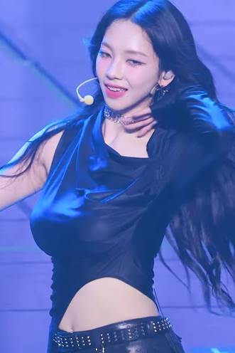 묵직하게 리듬 타는 에스파 카리나 움짤
